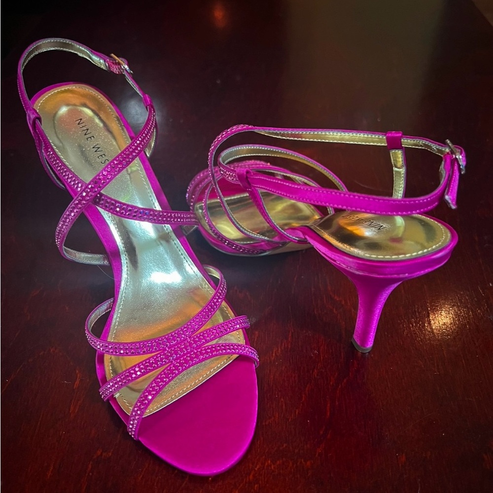 High-heeled shoes